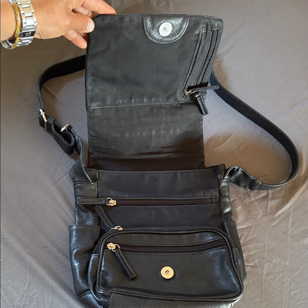 Wilsons Leather Black Messenger Bag